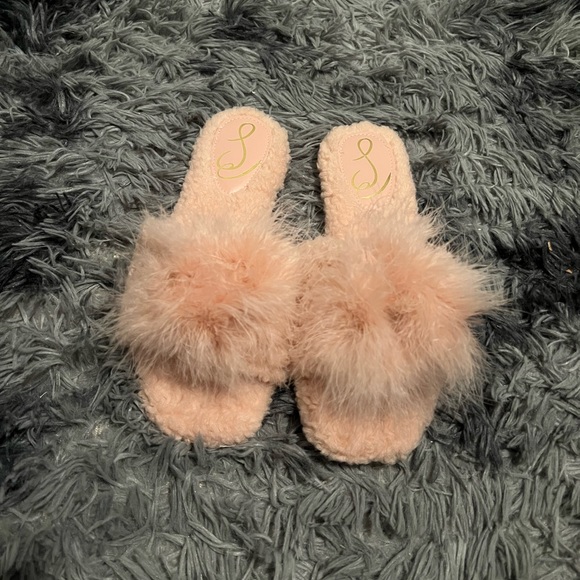 NWT Pink furry flat or slippers by Sam Edelman Size 6.5 but fits 6 (runs narrow) - Picture 2 of 5